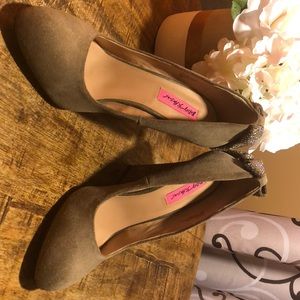 CHHASE BETSEY JOHNSON WEDGE SHOE